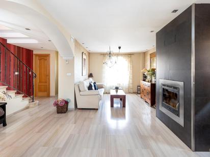 Sala d'estar de Casa adosada en venda en Huétor Vega amb Aire condicionat, Calefacció i Jardí privat