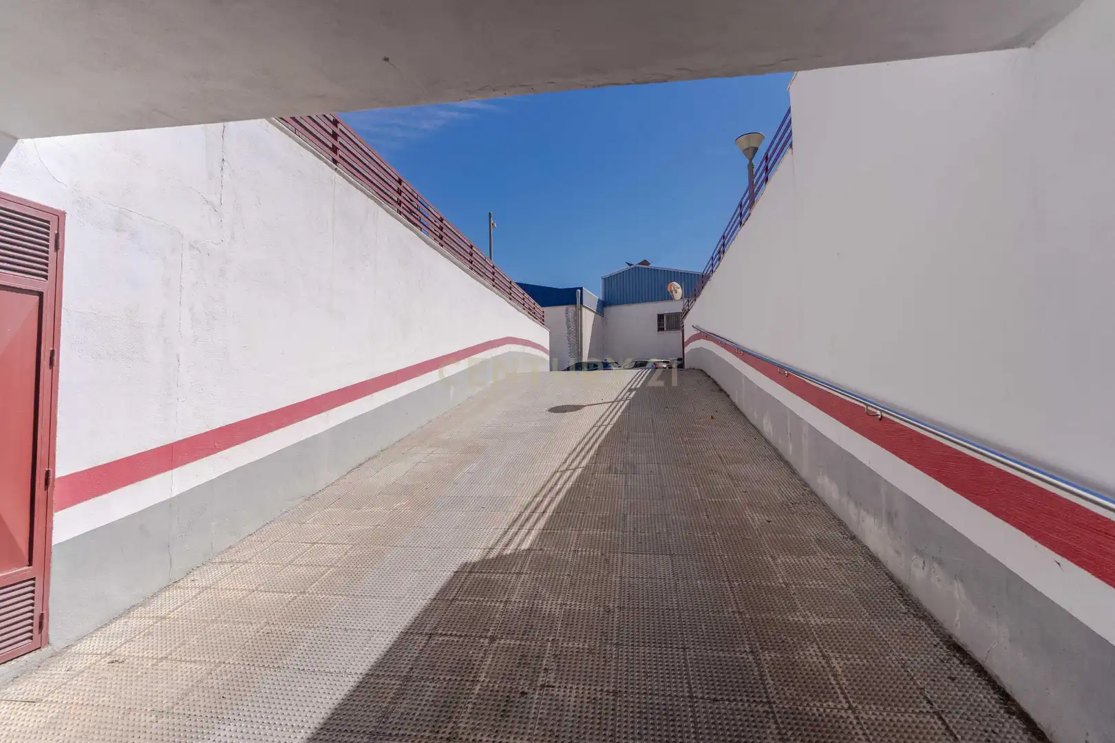 Aparcament de Apartament en venda en Churriana de la Vega amb Jardí privat i Piscina comunitària