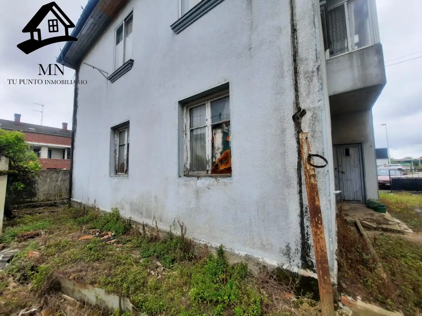 Vista exterior de Casa o xalet en venda en Torrelavega  amb Jardí privat