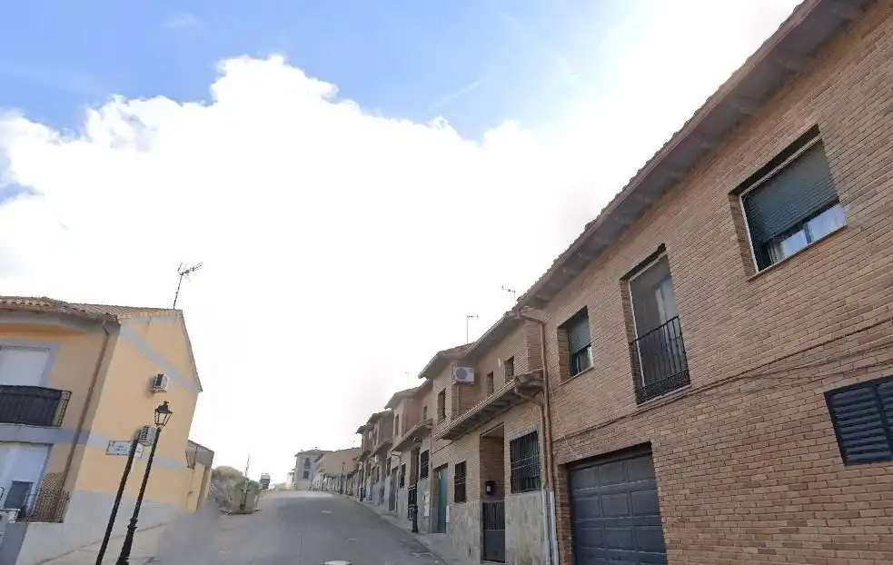 Vista exterior de Casa adosada en venda en Borox amb Calefacció, Jardí privat i Traster