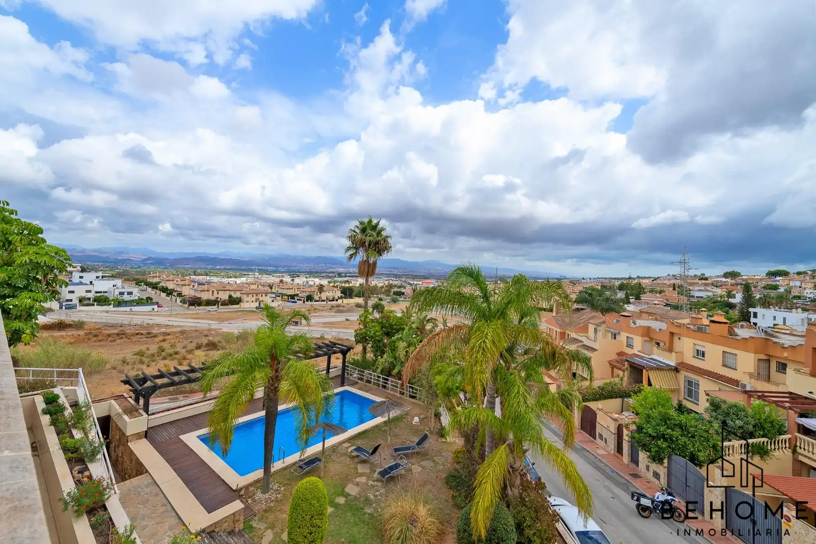 Vista exterior de Casa o xalet en venda en Alhaurín de la Torre amb Aire condicionat, Jardí privat i Terrassa