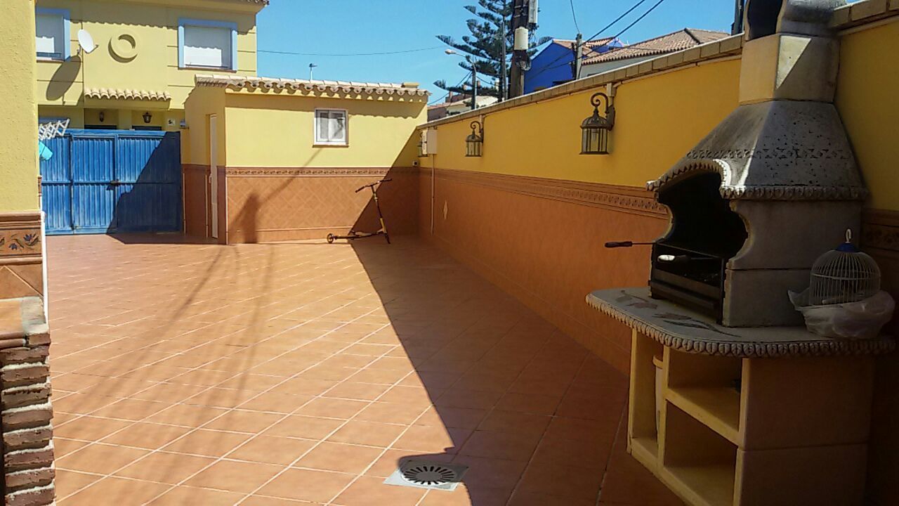 Vista exterior de Casa adosada de lloguer en Algeciras amb Aire condicionat i Moblat