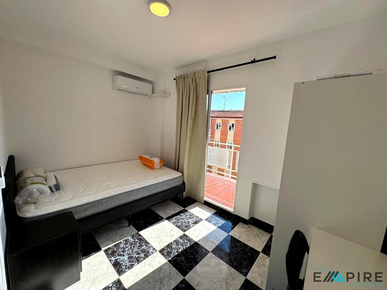 Bedroom of Flat to share in Parla  with Air Conditioner, Heating and Terrace