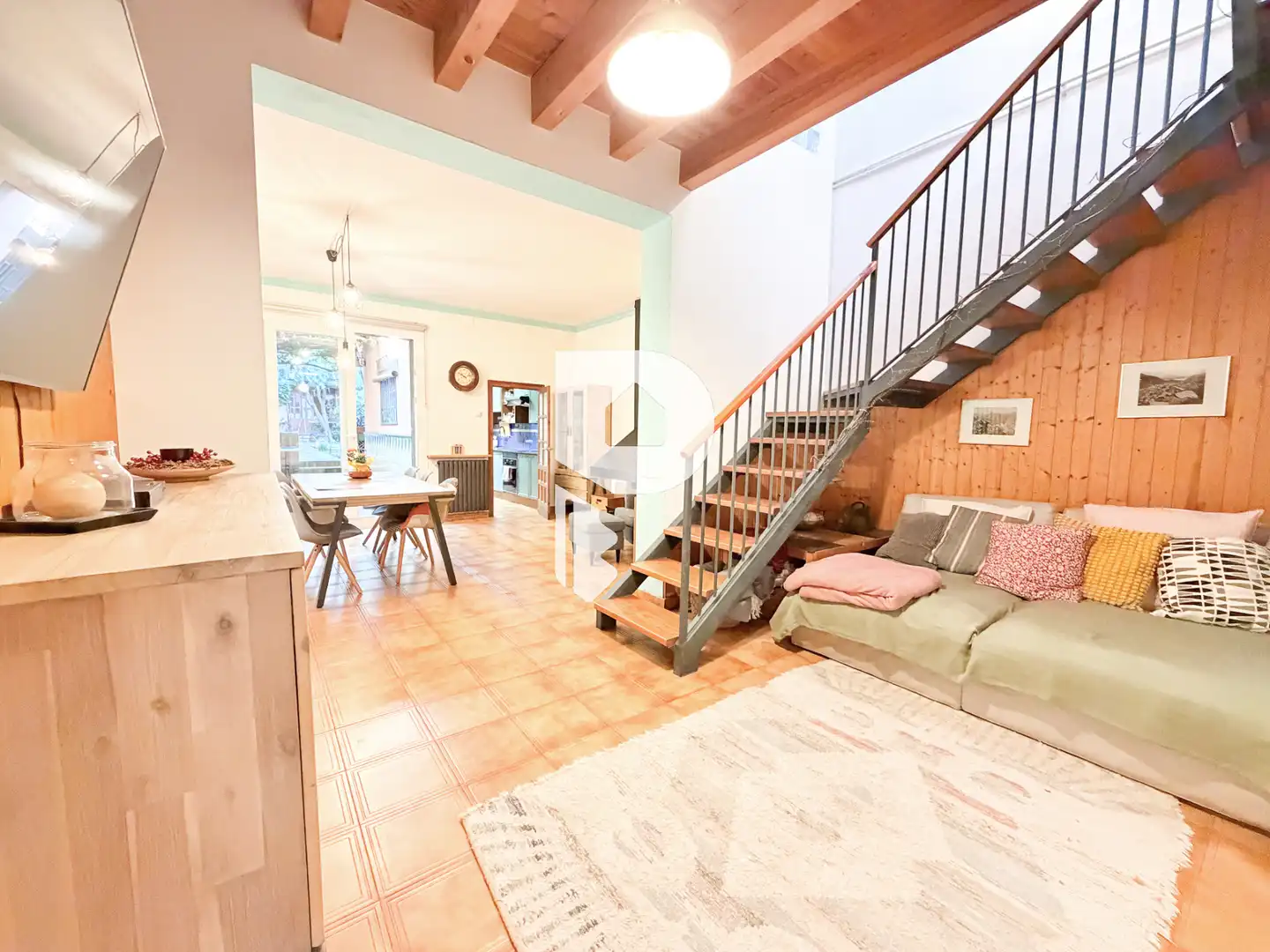 Sala de estar de Casa adosada en venta en Sant Vicenç Dels Horts con Aire acondicionado, Calefacción y Jardín privado
