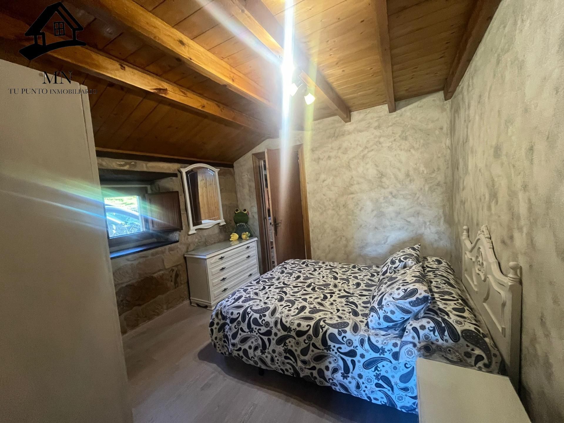 Dormitori de Casa o xalet en venda en Luena  amb Jardí privat