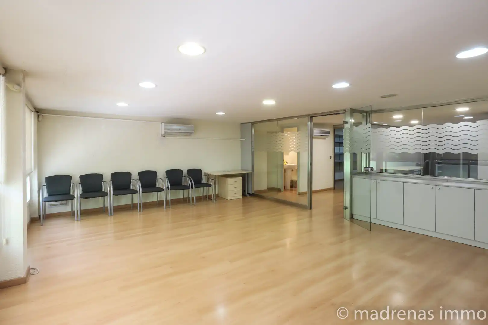 Oficina de lloguer en Girona amb Aire condicionat i Moblat