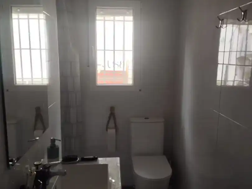 Badezimmer von Wohnung zur Miete in Zaragoza mit Privatgarten, Abstellraum und Möbliert