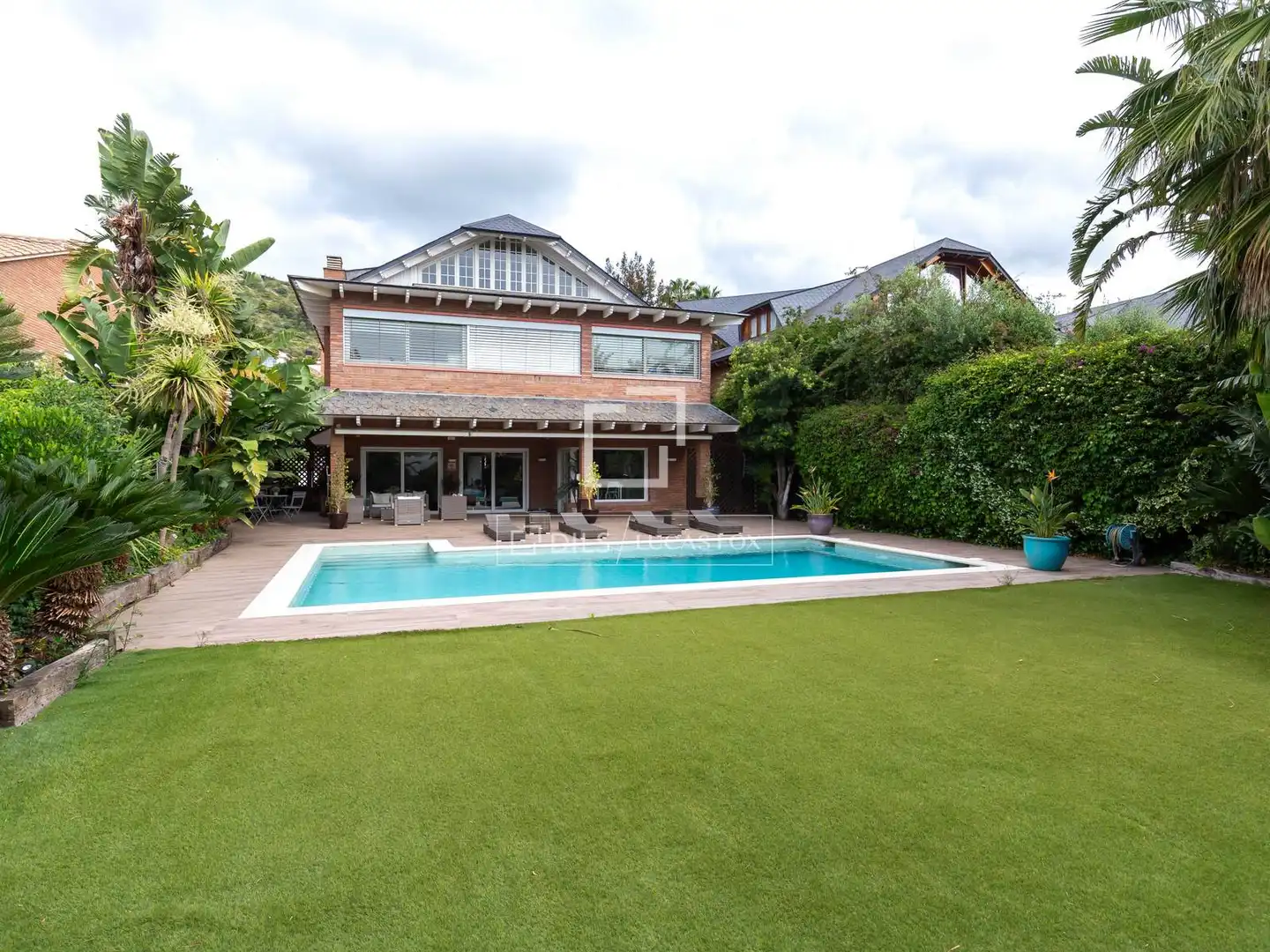 Piscina de Casa o xalet en venda en Sant Just Desvern amb Aire condicionat, Calefacció i Jardí privat