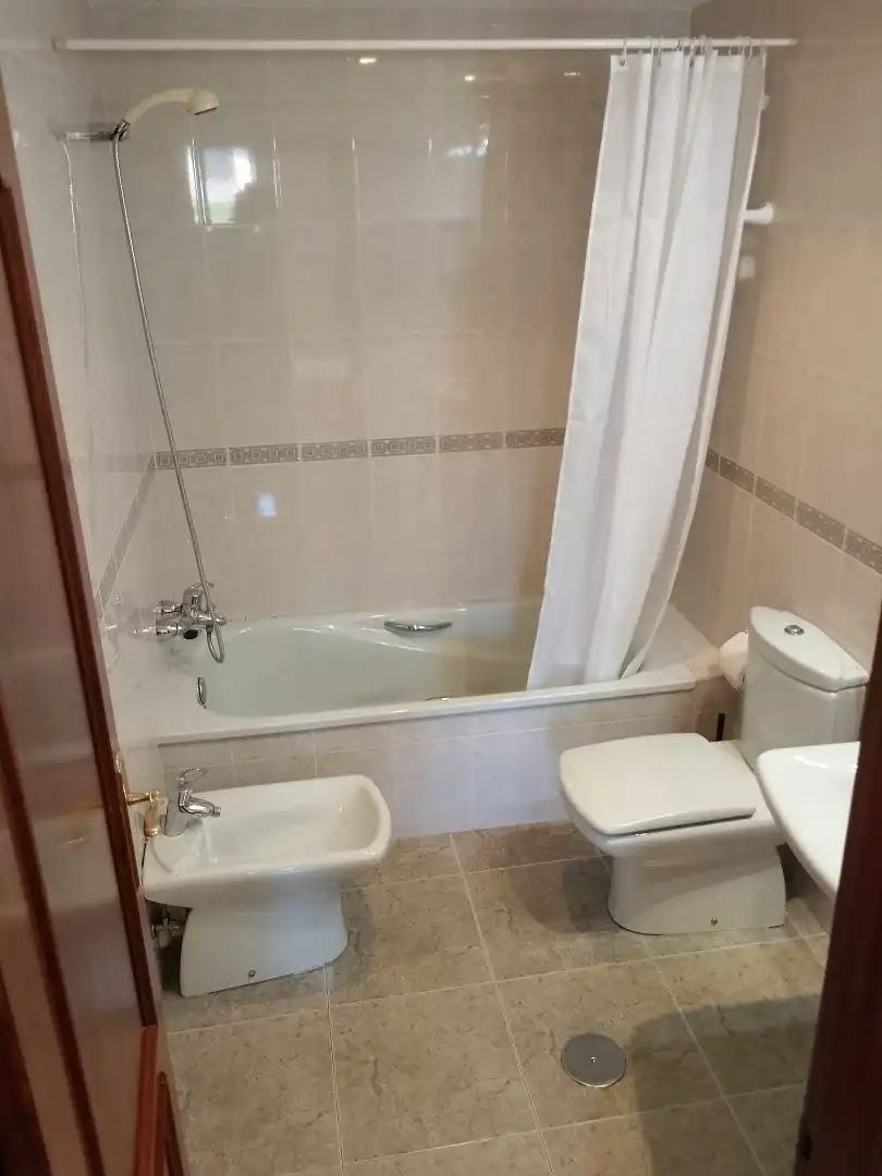Bany de Pis de lloguer en Oviedo  amb Calefacció, Jardí privat i Parquet