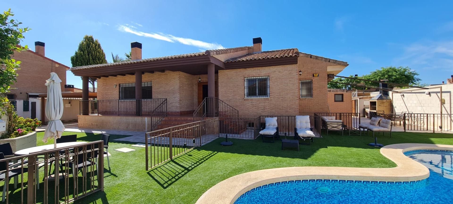Vista exterior de Casa o xalet en venda en Mutxamel amb Aire condicionat, Calefacció i Jardí privat