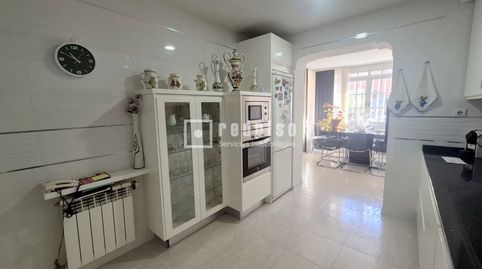 Chalet de 3 plantas, 5 dormitorios, 2 baños, aseo, salón, cocina, garaje, sótano y patios de 15 y 50m2, imatge 3