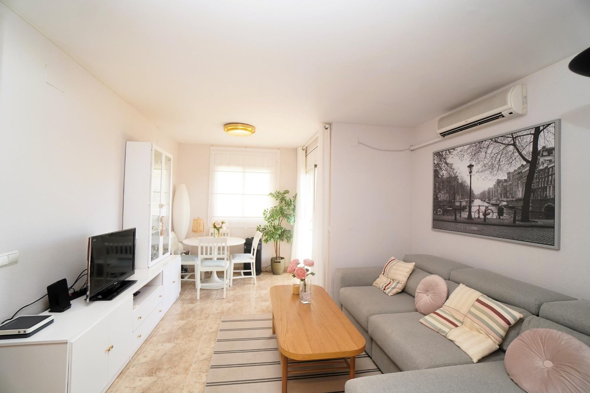 Sala d'estar de Àtic en venda en El Vendrell amb Aire condicionat, Jardí privat i Terrassa