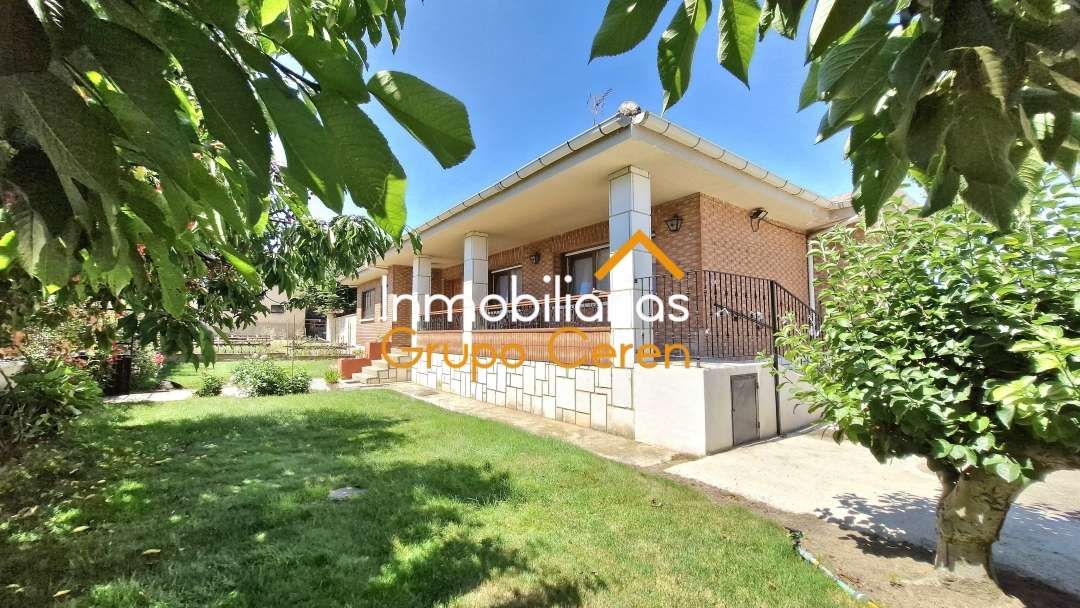 Exterior view of House or chalet for sale in Bascuñana  with Heating, Private garden and Terrace