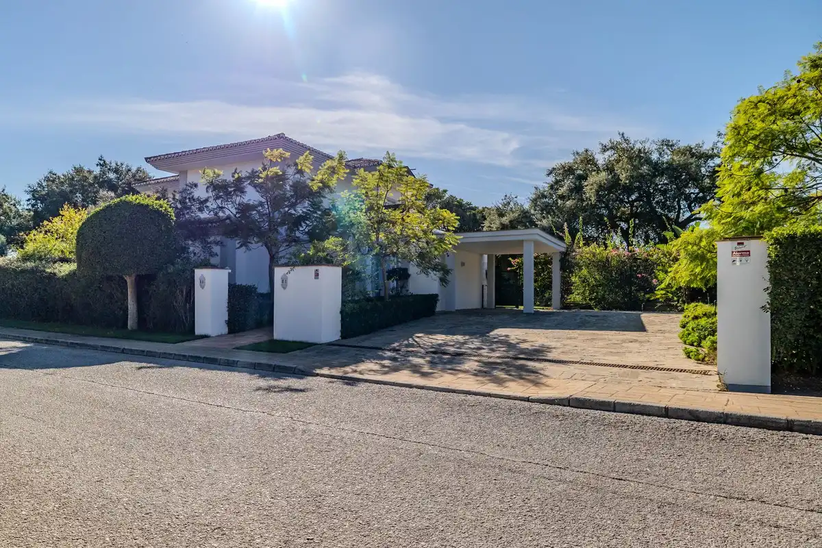 Vista exterior de Casa o xalet en venda en Sotogrande amb Aire condicionat, Jardí privat i Terrassa