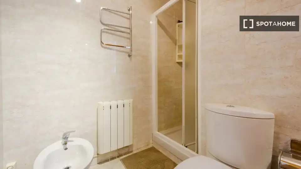 Bathroom of Flat for rent in Madrid  with Air Conditioner, Heating and Furnished