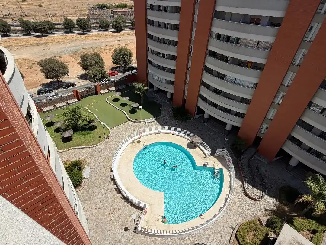 Schwimmbecken von Wohnung zum Verkauf in  Sevilla Capital mit Klimaanlage, Schwimmbad und Balkon