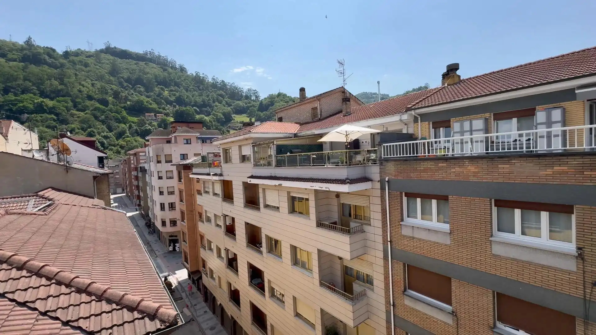 Vista exterior de Piso en venta en Mieres (Asturias) con Calefacción, Amueblado y Balcón
