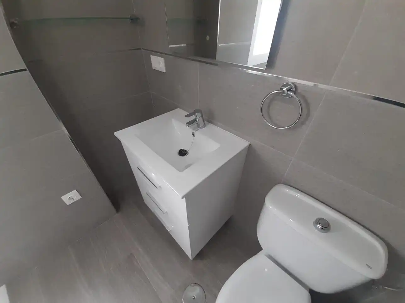 Baño de Ático en venta en Dos Hermanas con Aire acondicionado, Terraza y Alarma