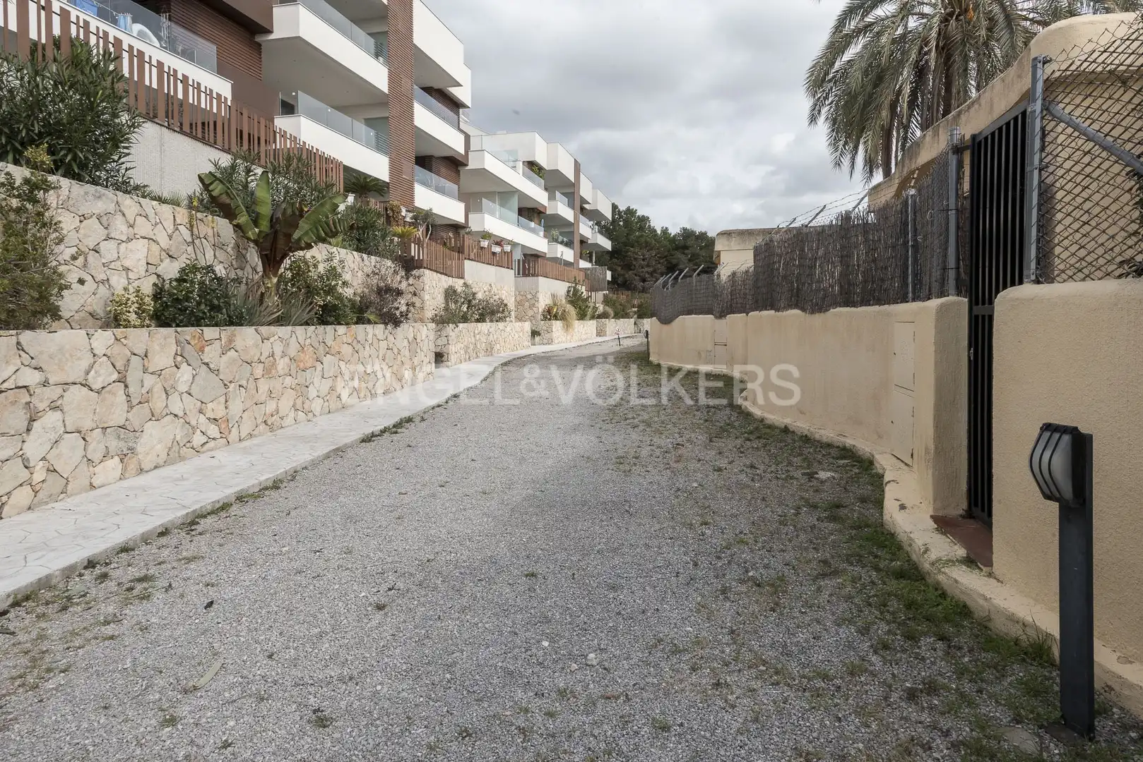 Vista exterior de Casa adosada en venda en Sitges amb Aire condicionat, Calefacció i Jardí privat