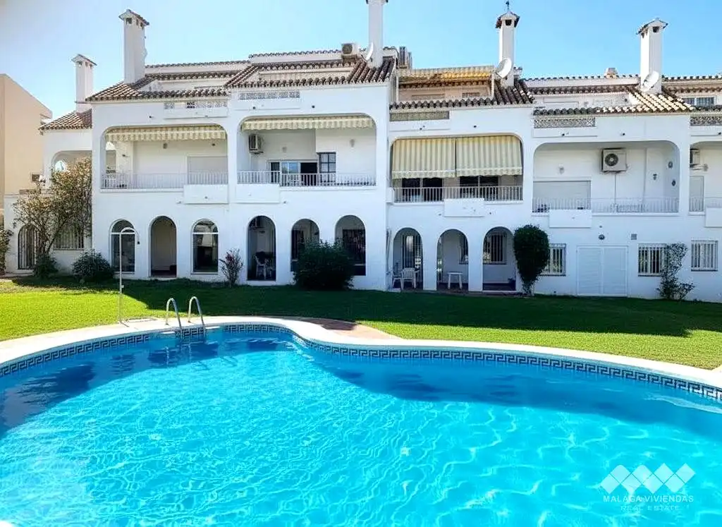 Vista exterior de Casa adosada en venda en Benalmádena amb Piscina comunitària