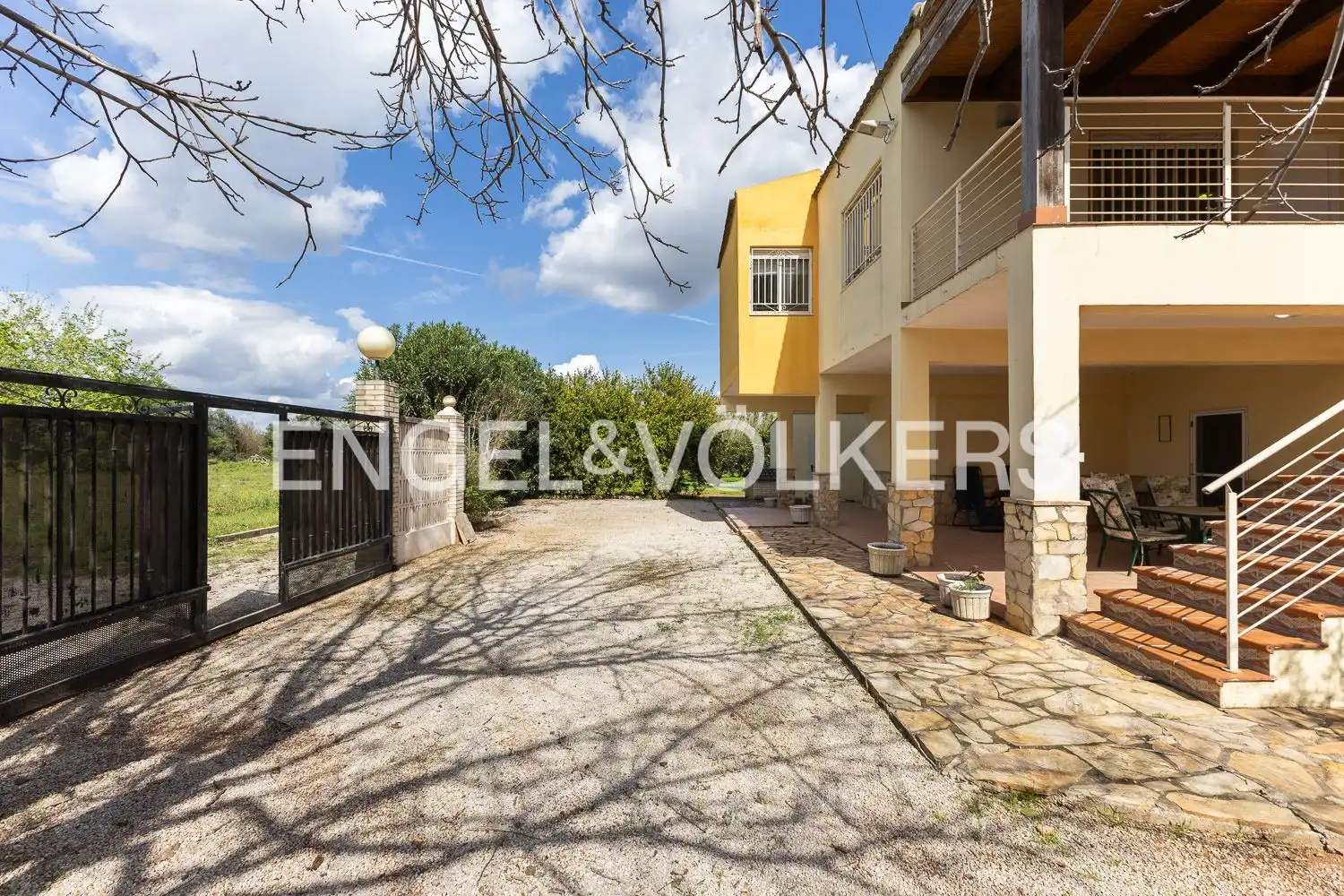 Vista exterior de Casa o xalet en venda en La Pobla Llarga amb Calefacció i Jardí privat