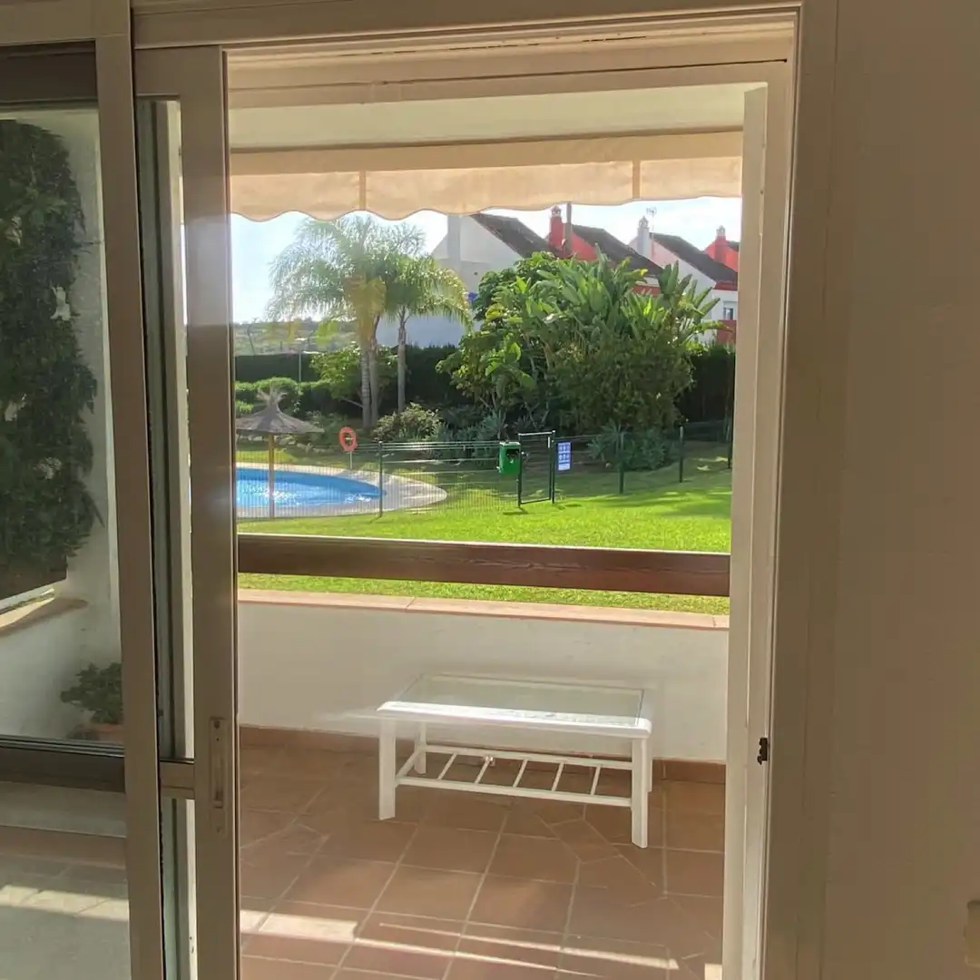 Garten von Einfamilien-Reihenhaus zum Verkauf in Estepona mit Klimaanlage, Terrasse und Schwimmbad