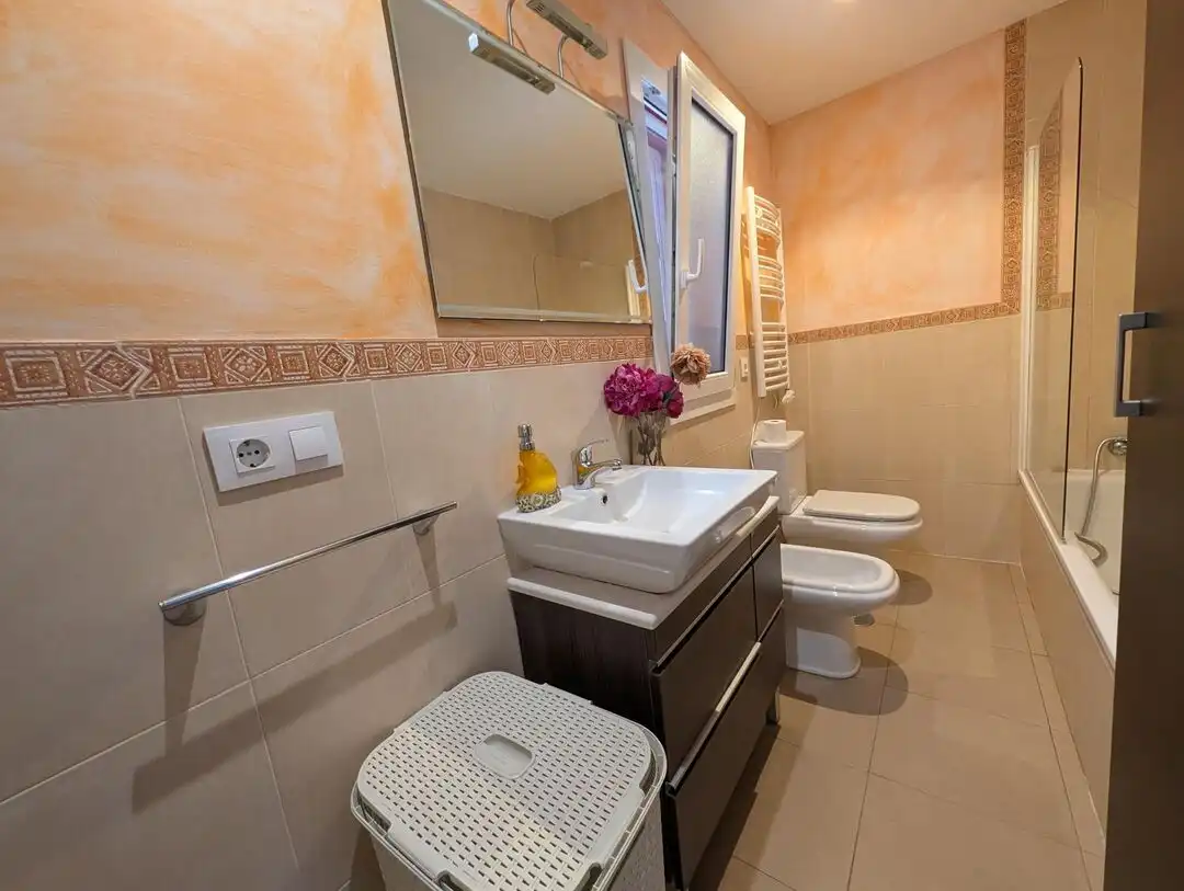 Baño de Casa adosada de alquiler en La Línea de la Concepción con Aire acondicionado, Calefacción y Jardín privado