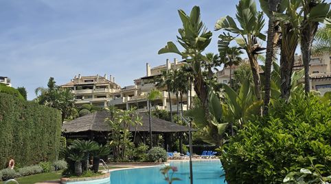 Foto 2 de Piso en venta en Urbanización Capanes Norte, Los Arqueros - Puerto del Almendro, Benahavís