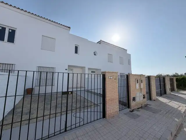 Vista exterior de Casa o xalet en venda en Manzanilla amb Jardí privat, Parquet i Balcó