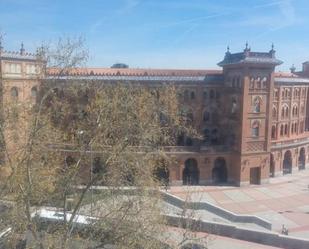 Vista exterior de Estudi en venda en  Madrid Capital amb Aire condicionat