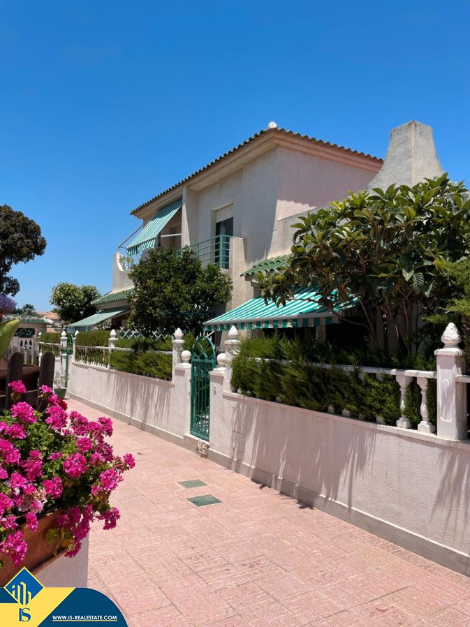 Vista exterior de Casa adosada en venta en Torrevieja con Calefacción, Jardín privado y Terraza
