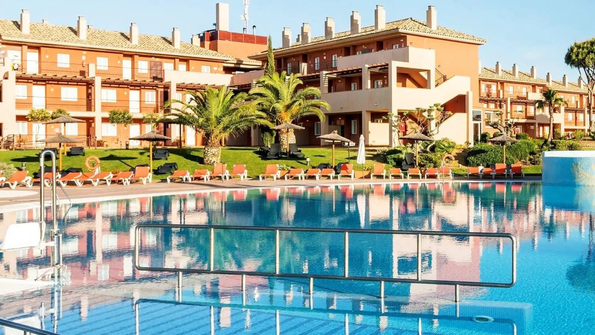 Swimming pool of Single-family semi-detached for sale in Chiclana de la Frontera  with Air Conditioner, Private garden and Terrace