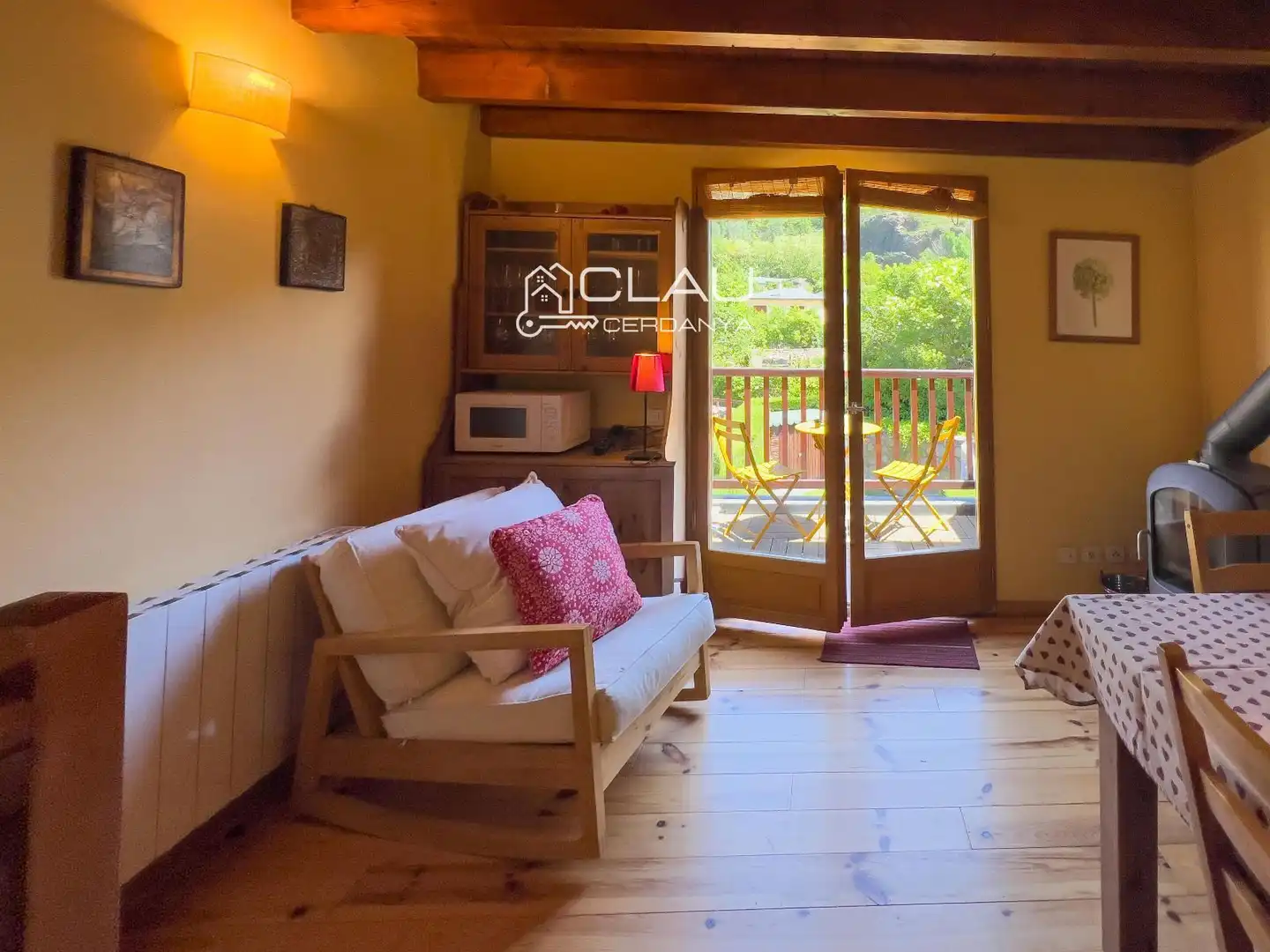 Wohnzimmer von Einfamilien-Reihenhaus zur Miete in Latour - de - Carol mit Heizung, Privatgarten und Terrasse