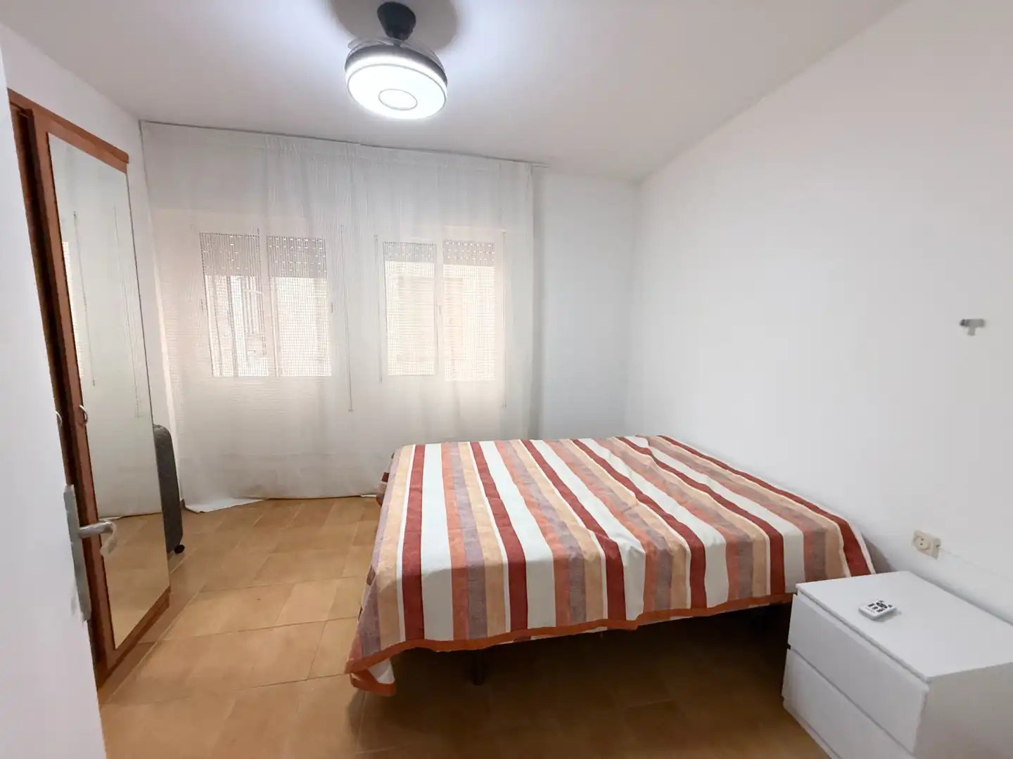 Dormitori de Pis de lloguer en Granada amb Terrassa, Moblat i Rentadora