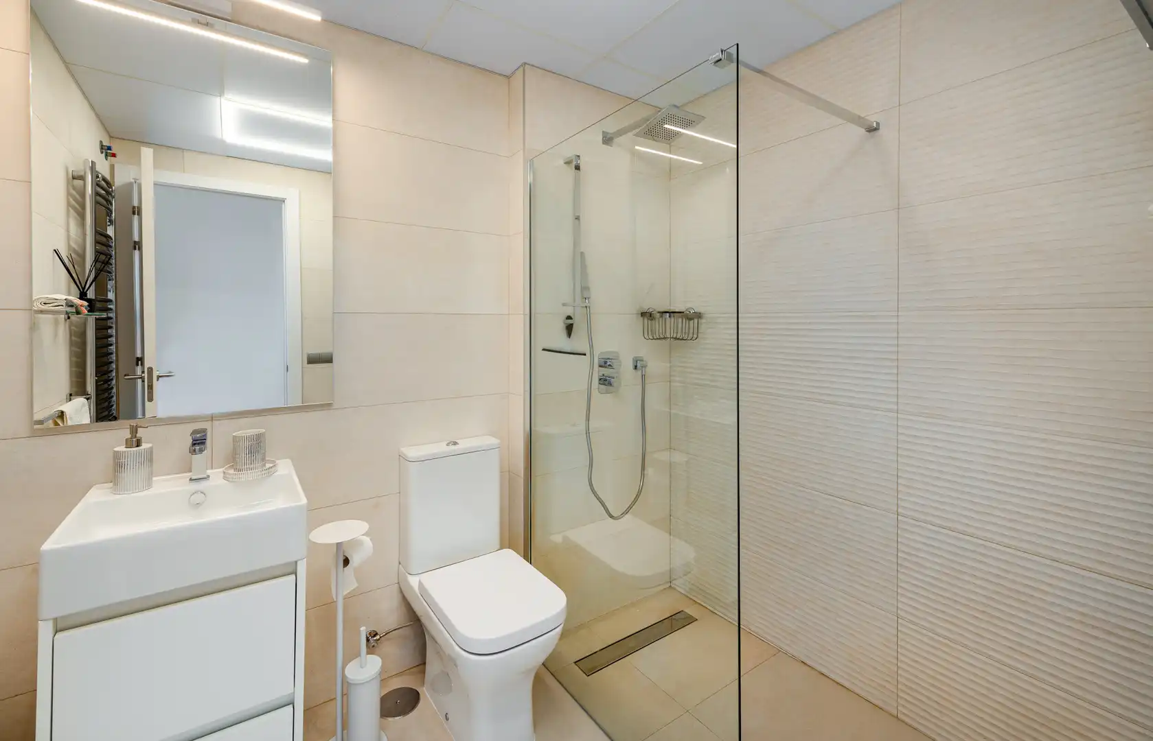Badezimmer von Wohnungen zum Verkauf in La Alcaidesa mit Klimaanlage, Terrasse und Abstellraum