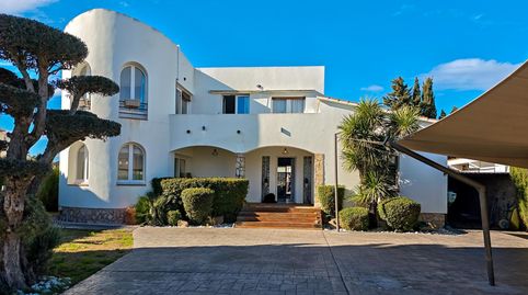 Villa en venta en Empuriabrava con piscina y jardín privado, situada en una zona tranquila y cerca de la playa y los canales. Dist