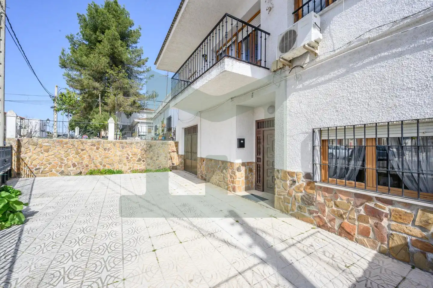 Vista exterior de Casa adosada en venda en Esquivias amb Calefacció i Jardí privat