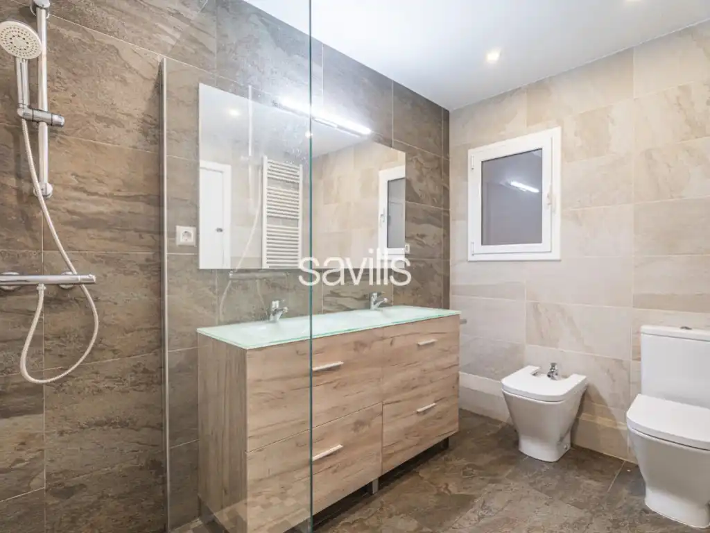 Baño de Apartamento en venta en Barcelona con Aire acondicionado, Horno y Balcón