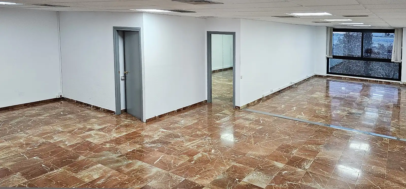 Büro zur Miete in Cornellà de Llobregat mit Klimaanlage, Heizung und Internet