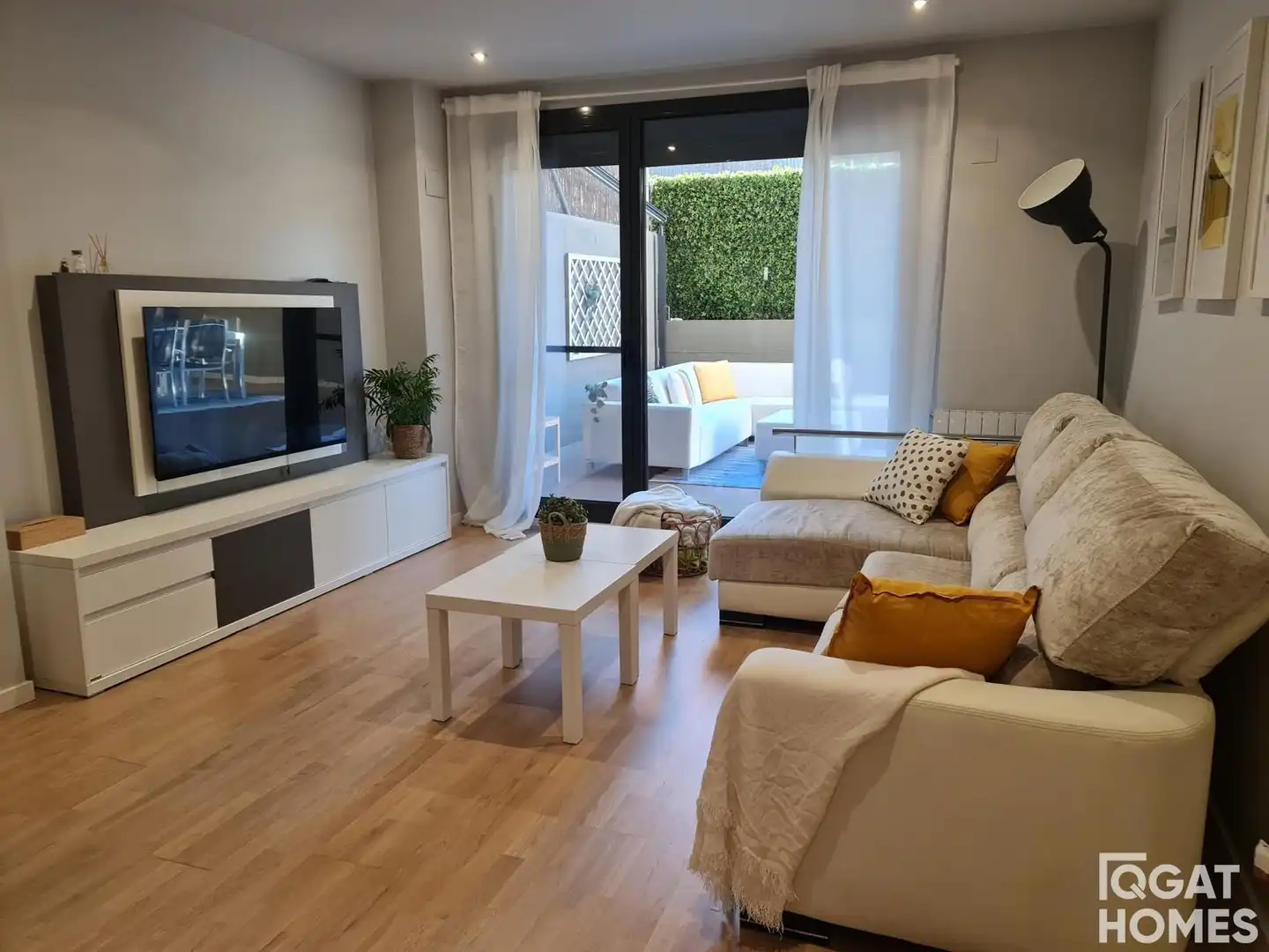 Sala d'estar de Pis de lloguer en Sant Cugat del Vallès amb Aire condicionat, Jardí privat i Terrassa
