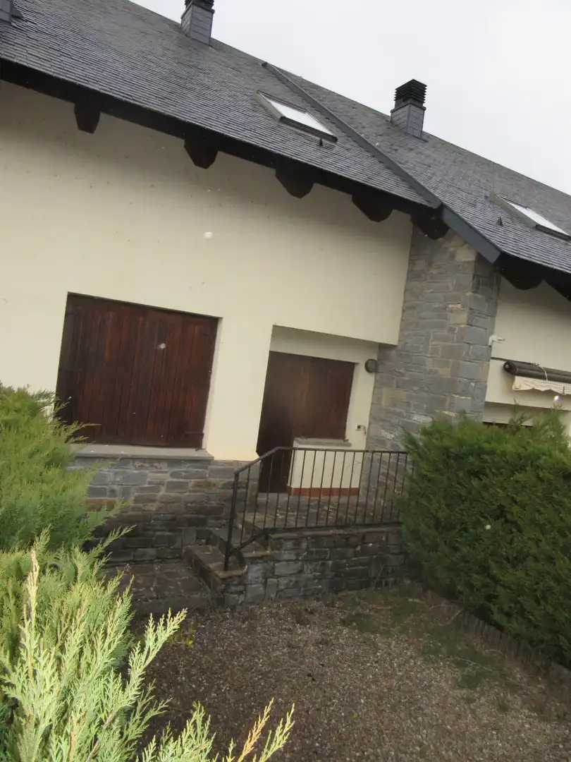 Vista exterior de Casa o xalet en venda en Villanúa amb Calefacció, Jardí privat i Traster