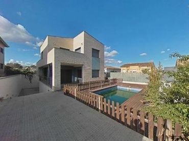 Villa avec balcon à vendre à LURDES