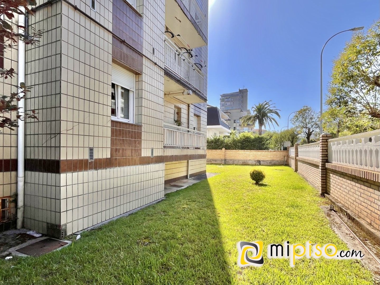 Vista exterior de Pis en venda en Laredo amb Terrassa i Moblat