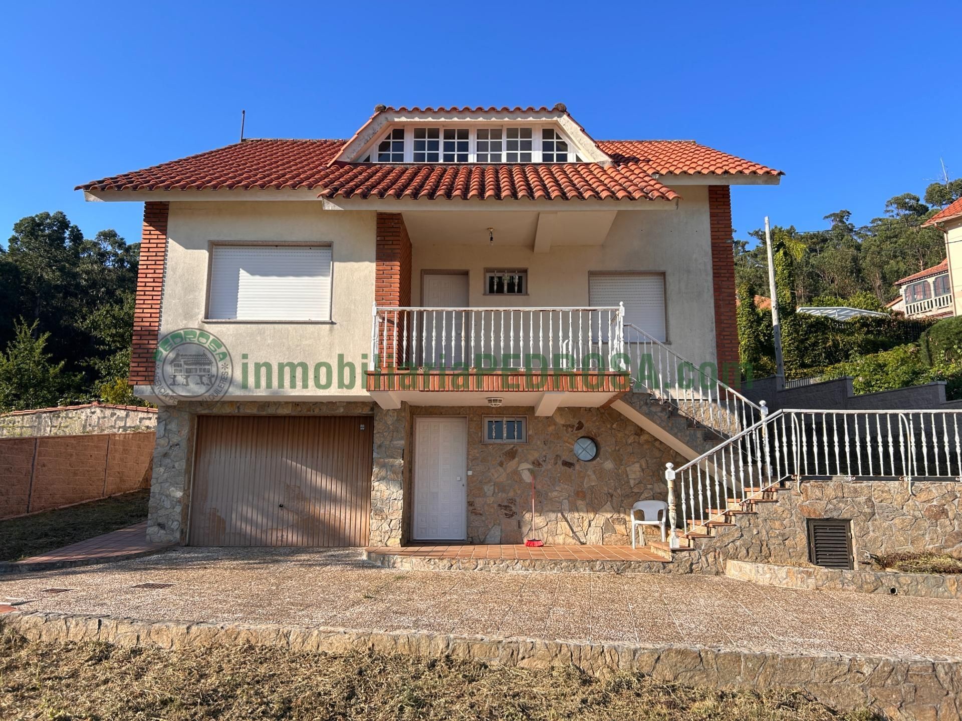 Vista exterior de Casa o xalet en venda en Poio amb Calefacció, Jardí privat i Terrassa