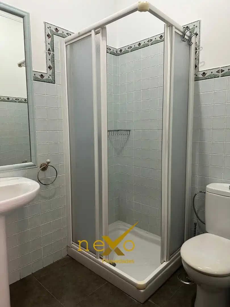 Baño de Apartamento en venta en Carmona con Aire acondicionado y Amueblado