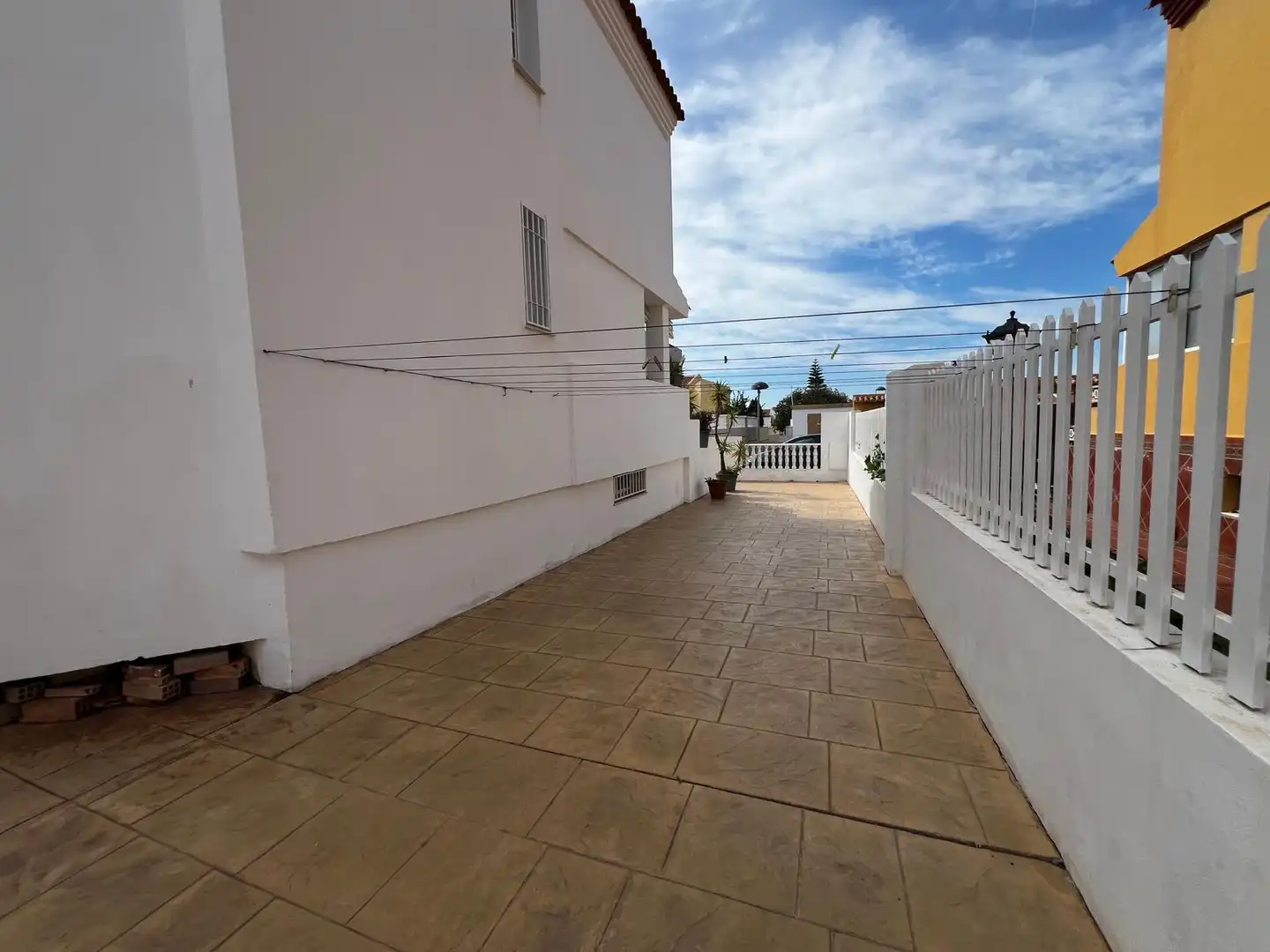 Vista exterior de Casa adosada en venda en Vélez-Málaga amb Terrassa, Traster i Piscina comunitària