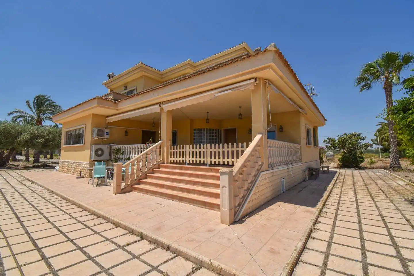 Vista exterior de Casa o xalet en venda en Elche / Elx amb Aire condicionat, Calefacció i Jardí privat