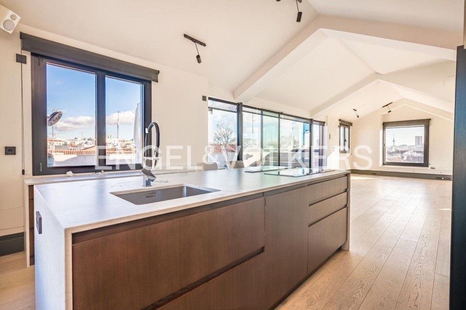 Cuina de Àtic de lloguer en  Madrid Capital amb Aire condicionat, Calefacció i Terrassa