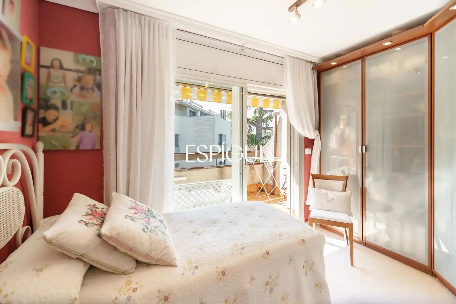Habitación de Casa adosada en venta en Tiana con Aire acondicionado, Calefacción y Jardín privado
