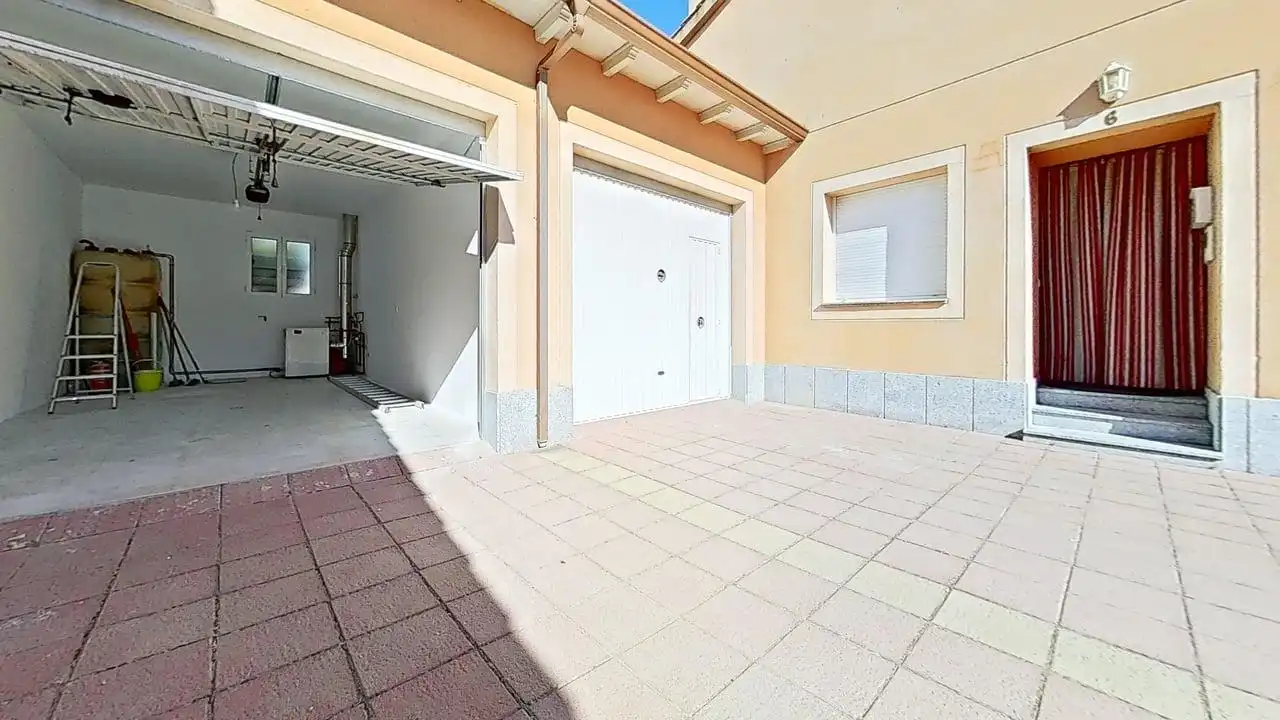 Aparcament de Casa adosada en venda en Santiuste de San Juan Bautista amb Calefacció, Jardí privat i Moblat